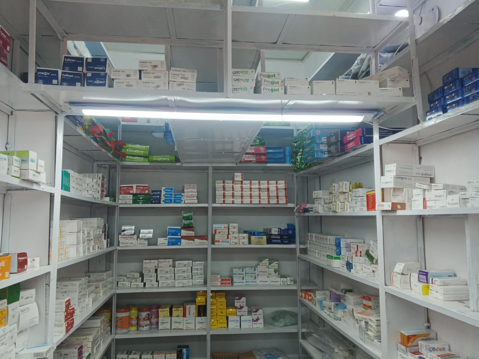 ঔষধ ও সার্জিক্যাল সামগ্রীতে পরিপূর্ণ ফার্মেসির শেলফ
